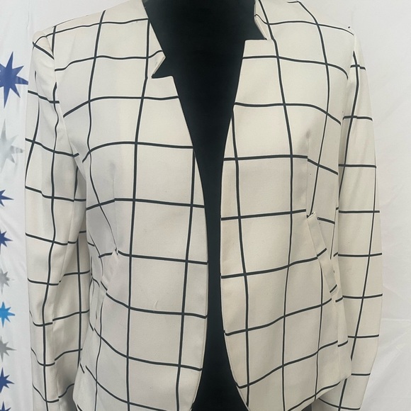 Women’s white and‎ black, collarless, notched lapels, blazer - Picture 1 of 6